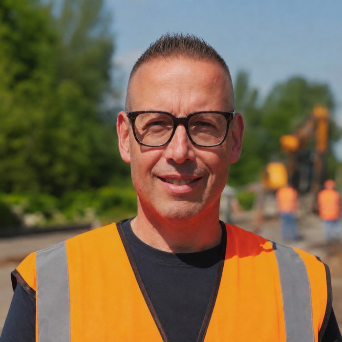 Portret van Ben Schols in werkkleding op een projectlocatie