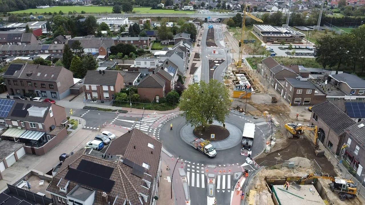 Luchtfoto van een woonwijk waar een reconstructie van de weg en riolering in uitvoering is