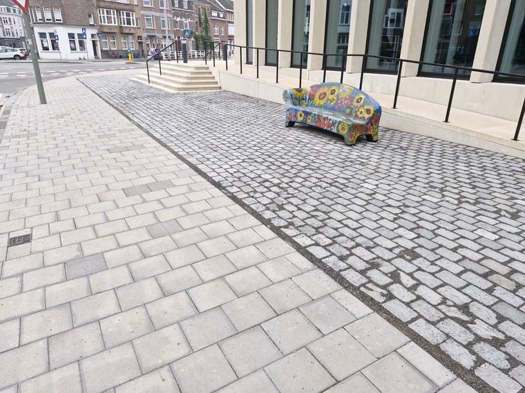 Nieuw bestraat plein met een beschilderde Social Sofa