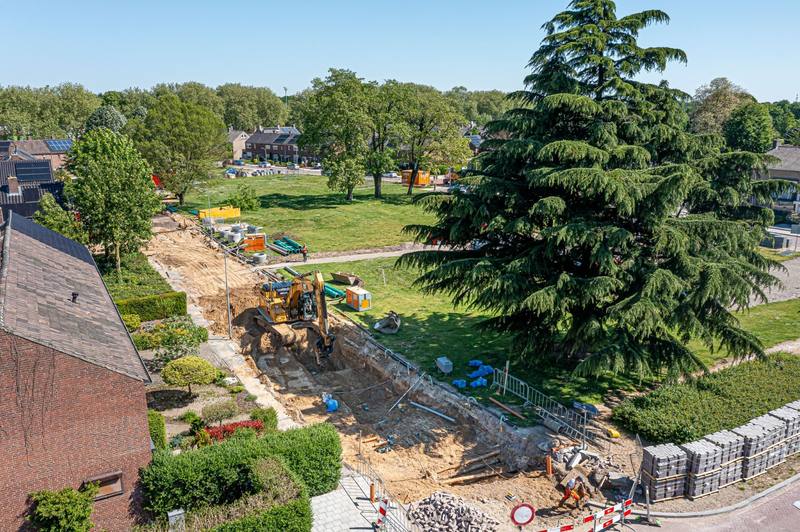 Luchtfoto van graafwerk in een bestaande woonwijk met veel groen