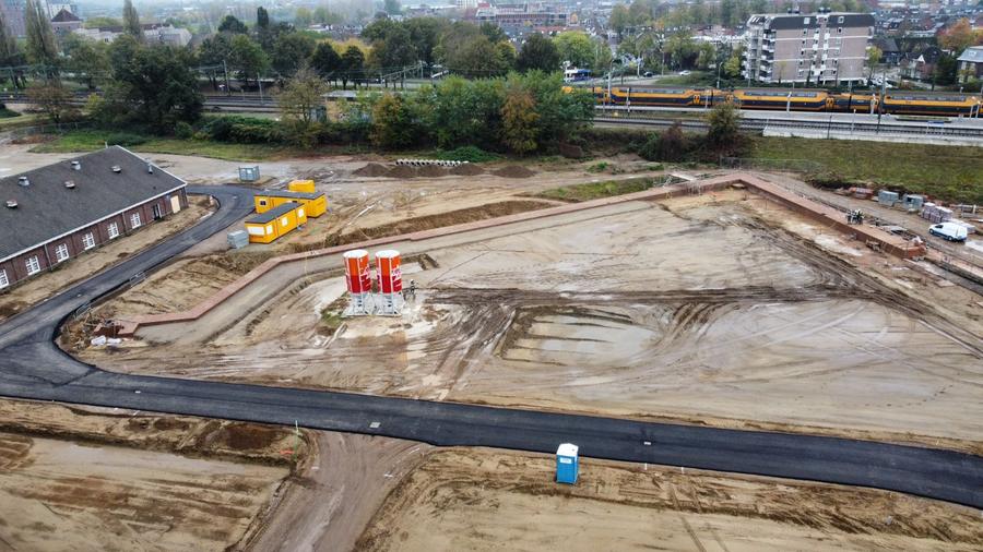 Luchtfoto van een bouwrijp gemaakt terrein voor gebiedsontwikkeling naast het spoor