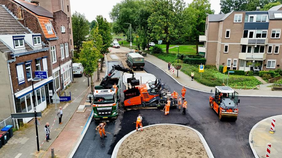 Asfaltploeg aan het werk bij de aanleg van een nieuwe rotonde